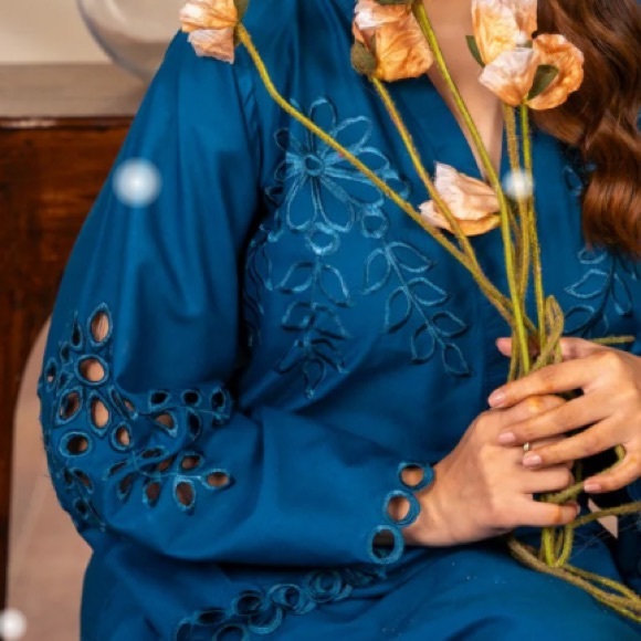 Elegant Blue Embroidered Kurta Set 2Pc - Picture 5 of 6